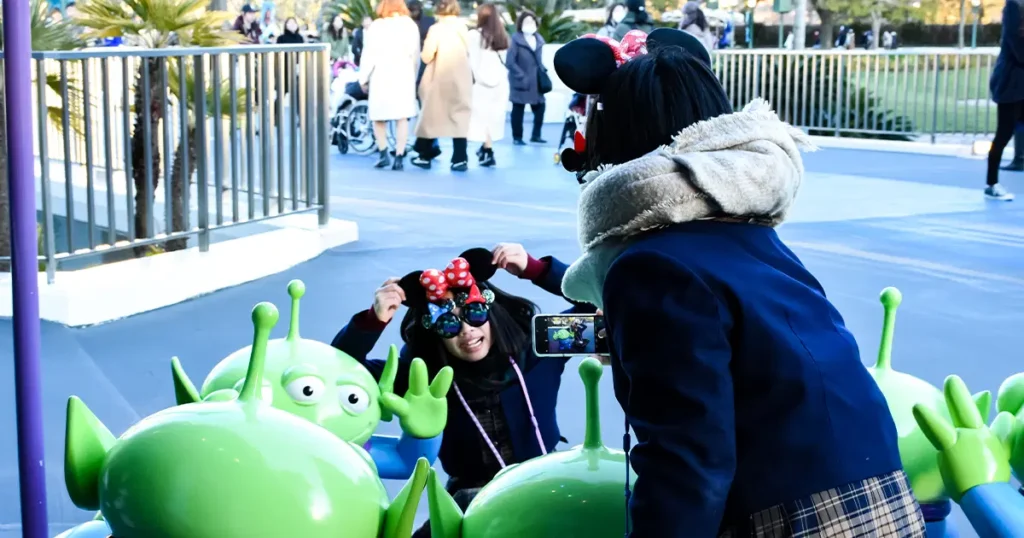 tokyo disneyland crowd